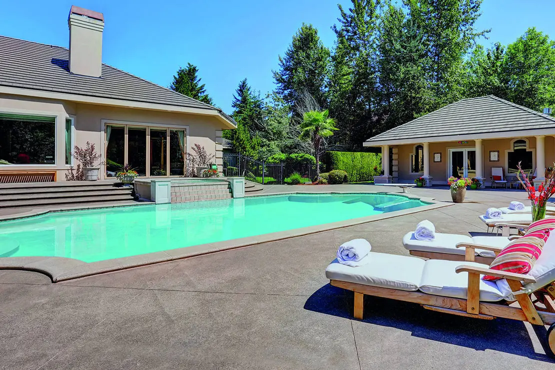 Casa con impresionante piscina revestida de concreto estampado